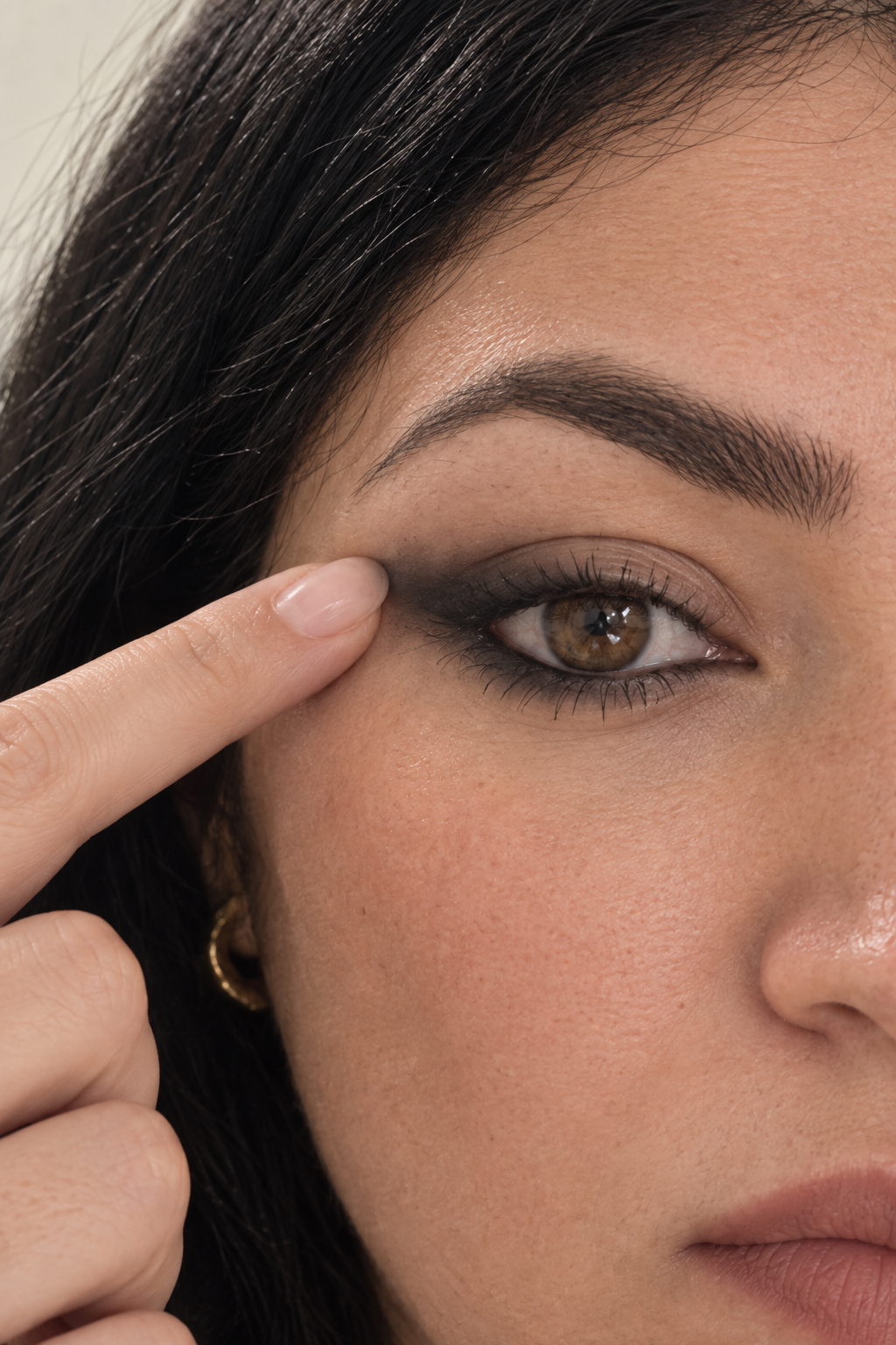 Prueba de ojo ahumado con un dedo difuminando
